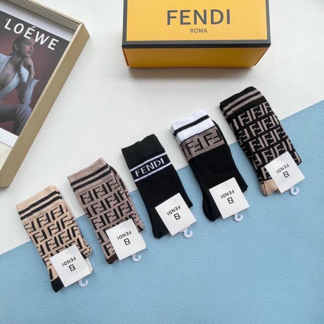 配包装 一盒五双 Fendi 芬迪大f新品高筒袜子超级经典的双f标志，纯棉材质制造，透气舒适，超级nice超火爆小单品，大牌出街，潮人必备超好搭