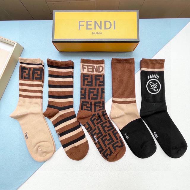 配包装 一盒五双 Fendi 芬迪大f新品高筒袜子超级经典的双f标志，纯棉材质制造，透气舒适，超级nice超火爆小单品，大牌出街，潮人必备超好搭 - 点击图像关闭