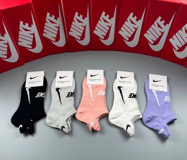 特批 Nike 耐克 新品女款短袜just Doit. Logo超级nice火爆全网的马卡龙色系罗口处设计惊艳绝伦超级好看绝对是你这个春夏的搭配神器，每个都是神