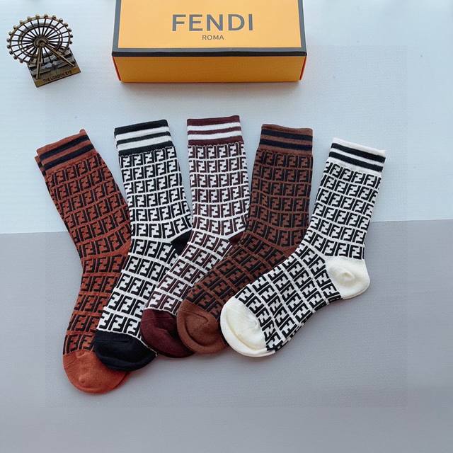 配包装 一盒5双 Fendi 芬迪 字母双ｆ爆款中长筒袜，纯棉面料， 专柜同款 纯棉面料，实用好穿 柔软透气，时尚百搭款，大牌出街。