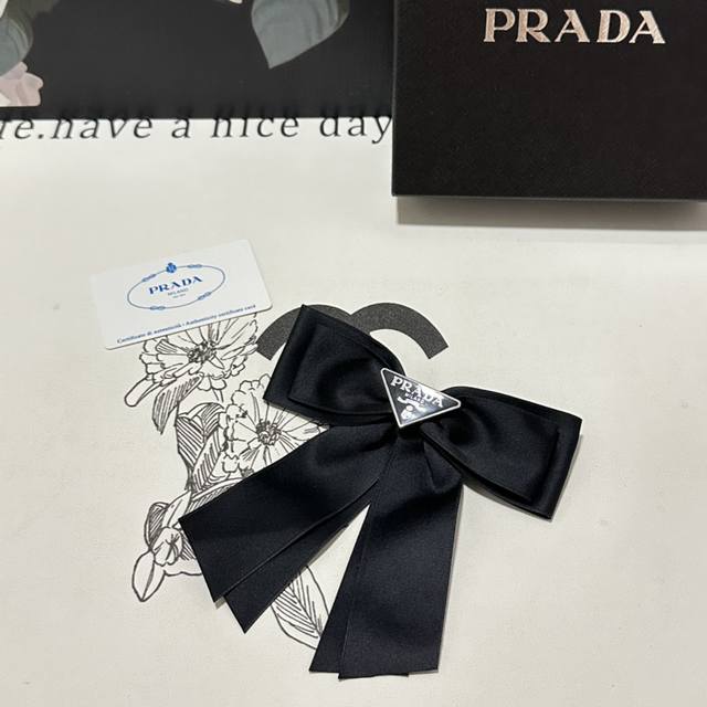 配专柜包装 Prada 普拉达 最新蝴蝶结中古五金发夹# 信我！人手必备的单品 这件必须买 洋气神仙颜值 小仙女要收了它，谁戴谁好看～