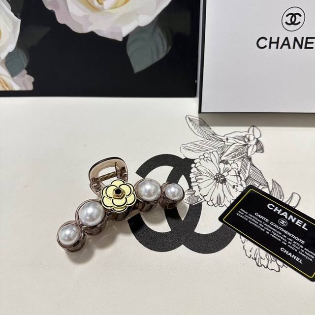 单个 配专柜包装 Chanel 香奈儿 最新爆款来啦 中古vintage山茶花五金抓夹 优雅的girl值得入手 非常好搭配 气质有品位