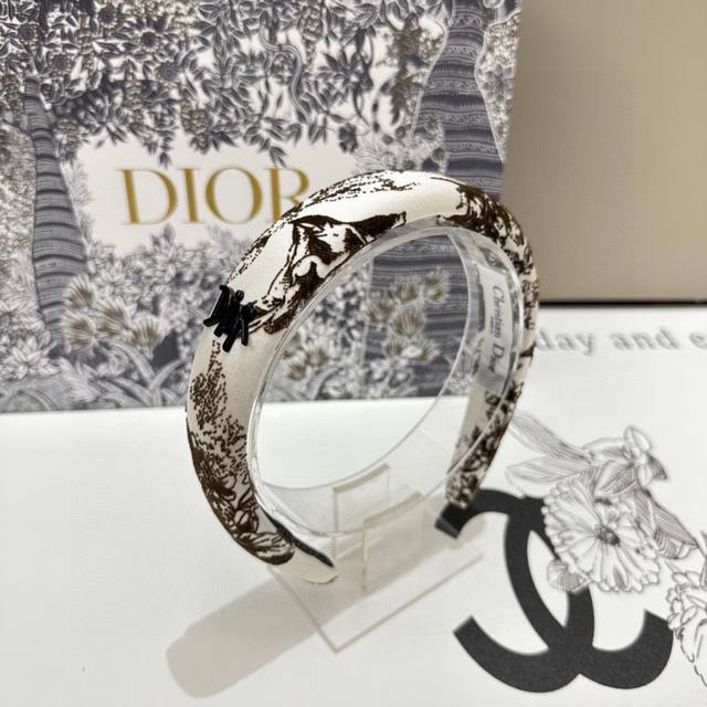 配专柜包装 Dior 迪奥 最新发箍 小仙女快入手 特殊材质 不嘞头 可盐可甜～