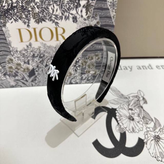 配专柜包装 Dior 迪奥 最新发箍 小仙女快入手 特殊材质 不嘞头 可盐可甜～