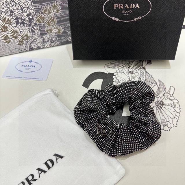 单个 配全套包装 Prada 普拉达 爆款满钻发圈，专柜款出货 一看就特别高档 超级百搭 必须自留