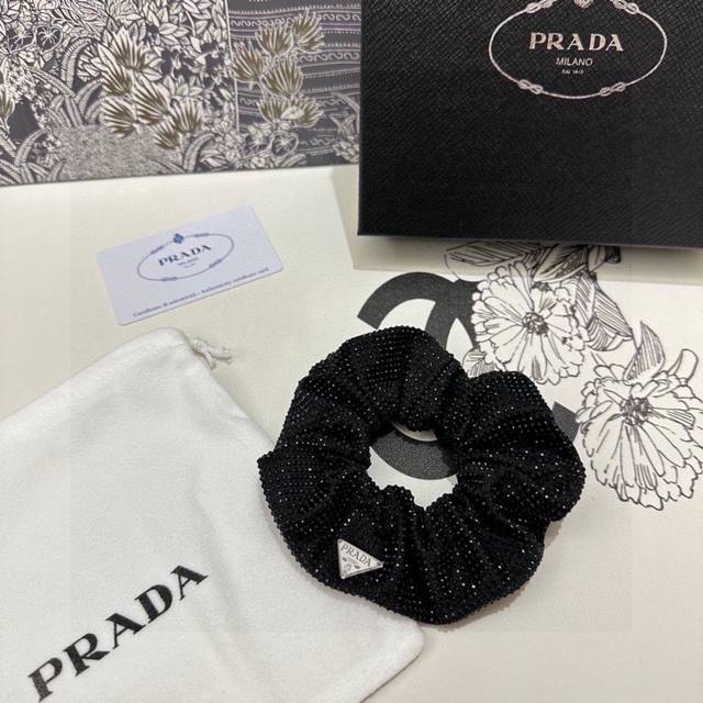 单个 配全套包装 Prada 普拉达 爆款满钻发圈，专柜款出货 一看就特别高档 超级百搭 必须自留