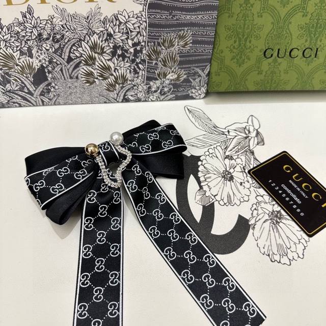 配包装 Gucci 古驰 新款发夹 可盐可甜 戴起来超好看～ 可搭配不同发型 - 点击图像关闭