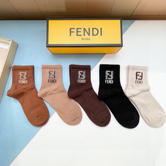 配包装 一盒五双 Fendi 芬迪大f新品男女款秋冬款中筒袜子超级经典的双f标志，纯棉材质制造，透气舒适，超级nice超火爆小单品，大牌出街，潮人必备超好搭