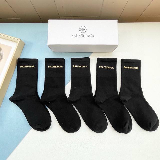 配包装 一盒五双 Balenciaga 巴黎世家 巴黎家新品烫金中筒女款袜子专柜同步长袜，超级经典的ba家标志百看不厌纯棉材质，双针双路织造，上脚透气柔软舒适，