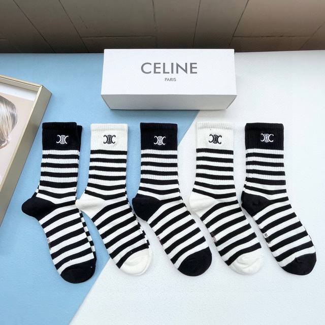 配包装 一盒四双 Celine 赛琳高品质超级爆款网红袜子ce家官网同步刺绣字母中筒袜，Ins明星网红推荐火爆至极纯棉材质，轻薄柔软透气，四季通用，欧美大牌街头