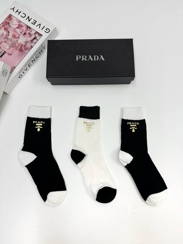 配包装 一盒3双 Prada 普拉达 经典字母logo 纯棉中筒袜 Ins超火爆红人同款，精美 面料，潮人必备 ，经典配色 个性时尚百搭款，你值得拥有哦