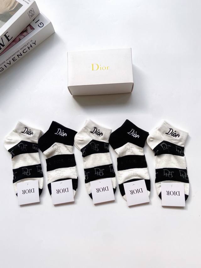 配包装 一盒5 双 Dior 迪奥 夏季薄款经典字母 Logo纯棉空调袜 短袜 Ins爆款！专柜在售ing 好看到爆炸 ！超高品质！亲肤透气，经典不过时！潮人必