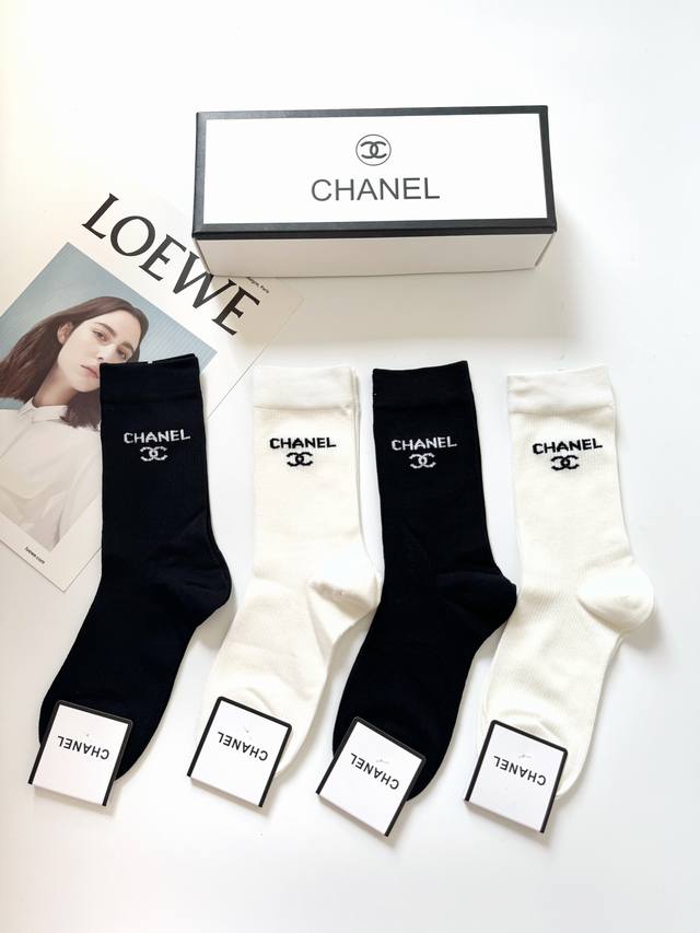 配包装 一盒4 双 Chanel 香奈儿 经典双c字母logo纯棉中筒袜 小腿袜 Ins爆款！专柜在售ing 好看到爆炸 ！超高品质！经典不过时！潮人必不能少的 - 点击图像关闭