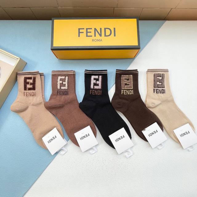 配包装 一盒五双 Fendi 芬迪大f新品男女款秋冬款中筒袜子超级经典的双f标志，纯棉材质制造，透气舒适，超级nice超火爆小单品，大牌出街，潮人必备超好搭