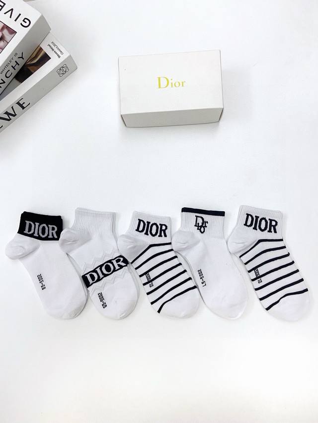 配包装 一盒5 双 Dior 迪奥 经典字母 Logo 纯棉短袜 Ins爆款！专柜在售ing 好看到爆炸 ！超高品质！亲肤透气，经典不过时！潮人必不能少的专柜代