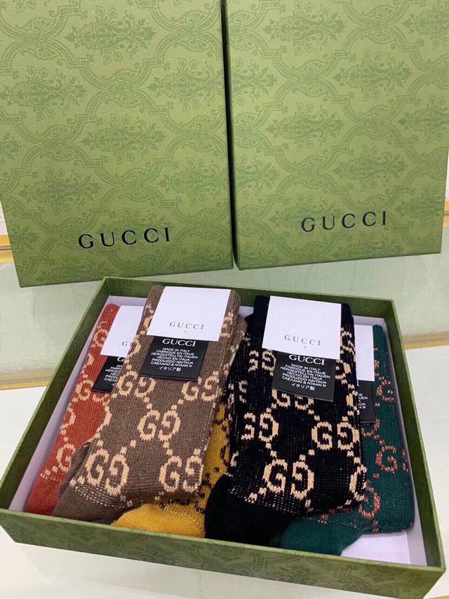 特批 Gucci 古奇g家经典中筒女款袜子 一盒五双 专柜同步长袜，超级经典的双g标志百看不厌纯棉材质，双针双路织造，上脚透气柔软舒适，全品相订单，超级nice