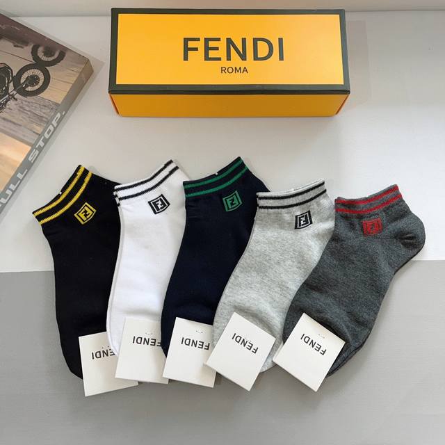 配包装 一盒5双 Fendi 芬迪 双ｆ字母爆款短款袜子，实用好穿 纯棉面料 柔软透气，时尚百搭款，大牌出街。