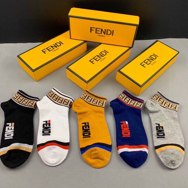 特批 Fendi 芬迪大f经典袜子 一盒五双 罗口提花经典的双f标志，袜身fendi字母标志，纯棉材质制造，透气舒适，超级nice超火爆小单品，大牌出街，潮人必