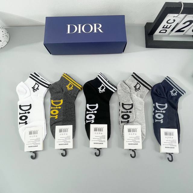 配包装 一盒五双 Dior 迪奥ins超火爆小单品，Vintage 必备单品 短款潮人必备 爆款，复古纹身短袜经典logo字母短袜，个性时尚百搭款，你值得拥有哦