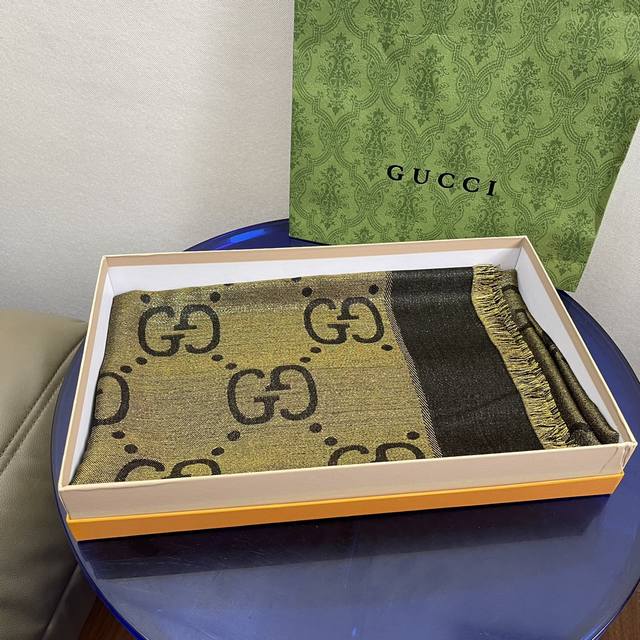 古驰 Gucci 双g金线方巾 ，璀璨至极，女神必备的，实物真的美得太闪耀了，品质极好款式经典，大方时髦，不过时，随便什么时候拿出来戴都好看。Gucci这款限量