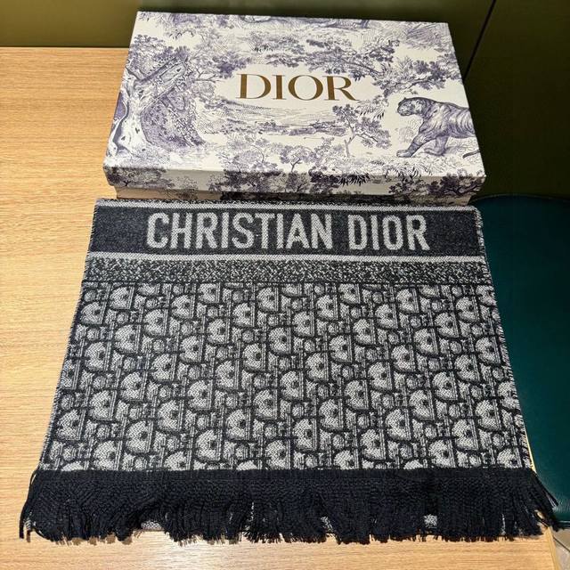 Dior 迪奥 围巾极品迪奥大胆创新力作 是奢华高贵与有序排列的logo碰撞一起 迸发出来的火花 迷人的色彩艳丽夺目 黑体字样图案重新引领潮流 以没有规则 没有 - 点击图像关闭