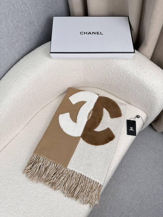 Chanel。 驼色米色 超级大福利！ 年轻时髦范儿！香粉看过来~ 同步专柜！Chan*L 最新秋冬羊绒款，真的太好看了，官方售w 精致的双面精剪羊毛大logo