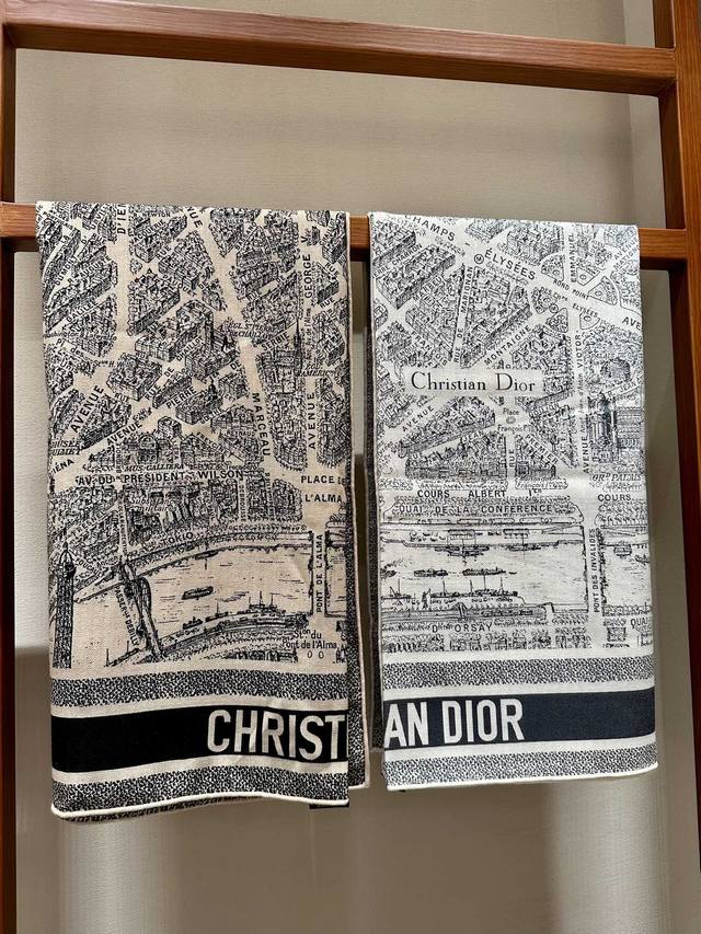 Dior 巴黎地图 黄金尺寸110*110 专柜配色 米色系 双面异色丝绒方巾 不爱140繁复尺寸的姐妹可以选择110哦～ Plan De Paris 巴黎地图