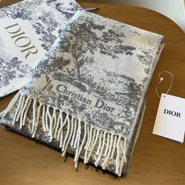 Dior 动物灰色 重磅推荐高品质cd动物印花长巾围巾披肩两用，超级惊艳的一款！百分百保真！超唯美的一款正品订单，去年外贸工厂接到的订单，直接发往美国的，咱们去