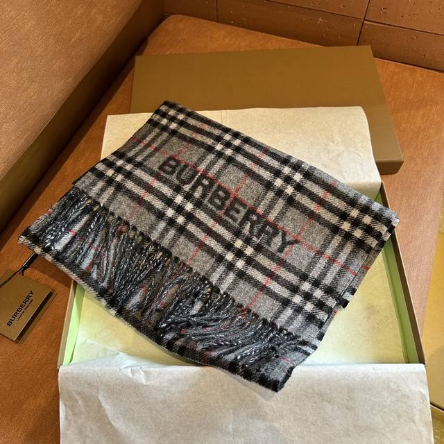 温暖舒适的围巾，选用柔软羊绒面料打造。一面装饰 Burberry 格纹，另一面呈现纯色设计并点缀品牌徽标。产自位于苏格兰郊外的一家拥有 200 年悠久历史的专业