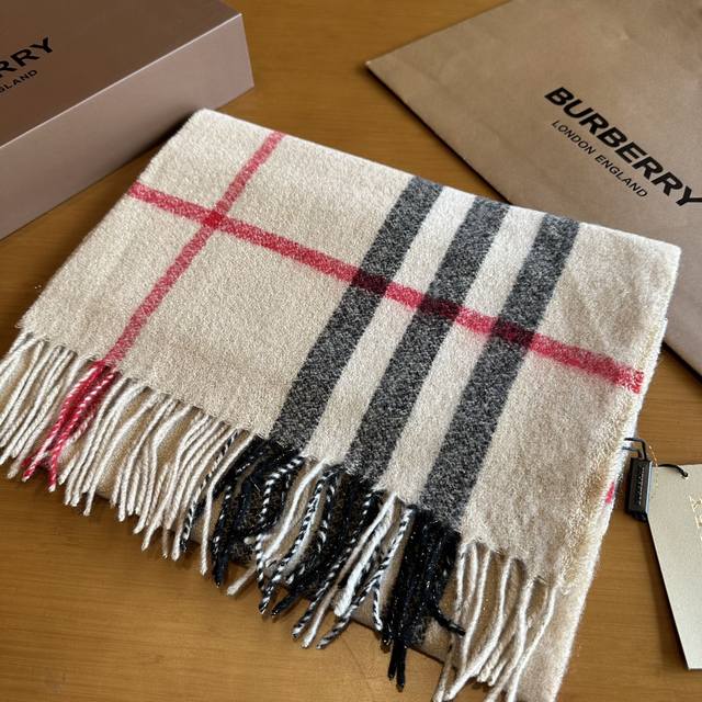 Bur专柜主打bling Bling的christmas系列burberry 巴宝莉 出口英国的订单，指定国内一流最先进oem，金丝羊绒混纺围巾一般工厂工艺达不