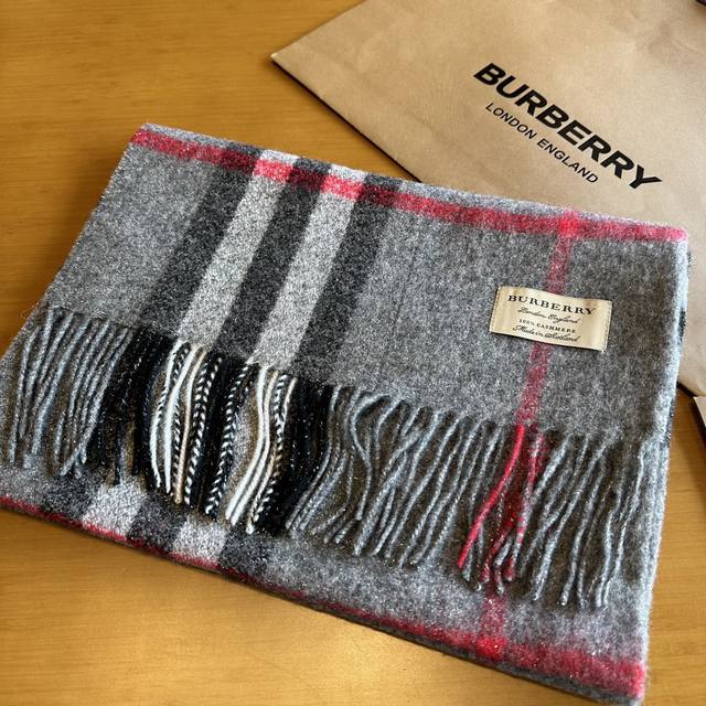 Bur专柜主打bling Bling的christmas系列burberry 巴宝莉 出口英国的订单，指定国内一流最先进oem，金丝羊绒混纺围巾一般工厂工艺达不