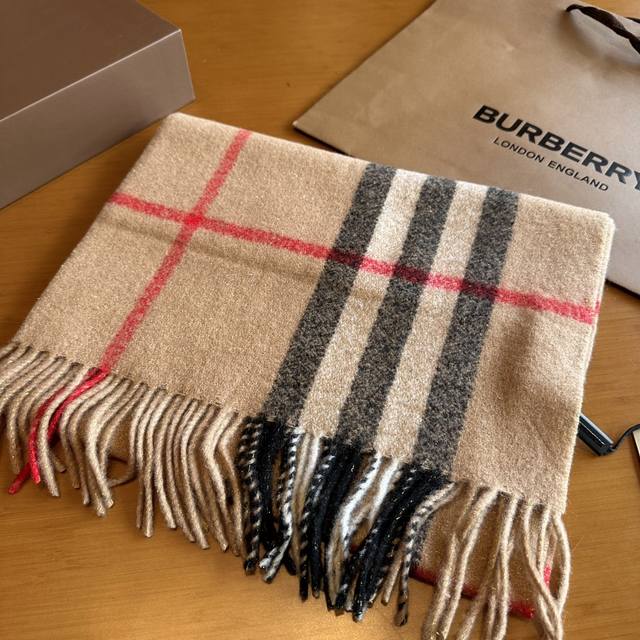 Bur专柜主打bling Bling的christmas系列burberry 巴宝莉 出口英国的订单，指定国内一流最先进oem，金丝羊绒混纺围巾一般工厂工艺达不