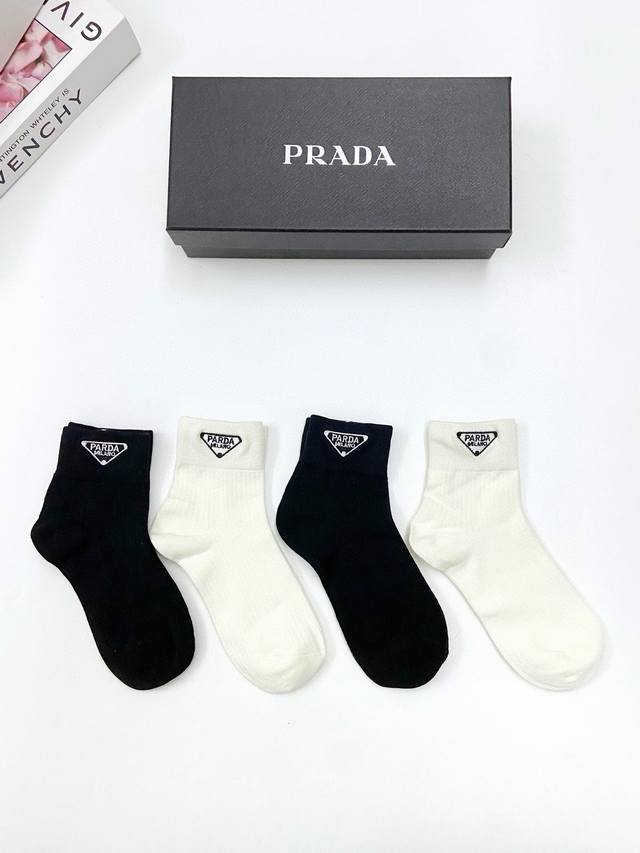 配包装 一盒4双 Prada 普拉达 经典字母logo 纯棉短袜 ，Ins超火爆短袜，纯棉面料，潮人必备 ，经典配色 个性时尚百搭款，你值得拥有哦 - 点击图像关闭