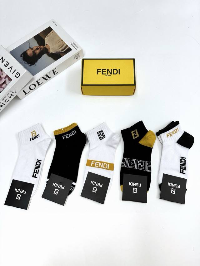 配包装 一盒5 双 Fendi 芬迪 经典字母logo 纯棉短袜 ，Ins超火爆短袜，纯棉面料，潮人必备 ，经典配色 个性时尚百搭款，你值得拥有哦 - 点击图像关闭