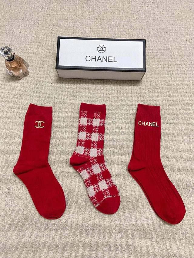 配包装 一盒3 双 Chanel 香奈儿 经典字母 Logo 纯棉 浮雕工艺 中筒袜 年袜 ！软糯亲肤！ Ins爆款！专柜在售ing 好看到爆炸 ！超高品质！经 - 点击图像关闭