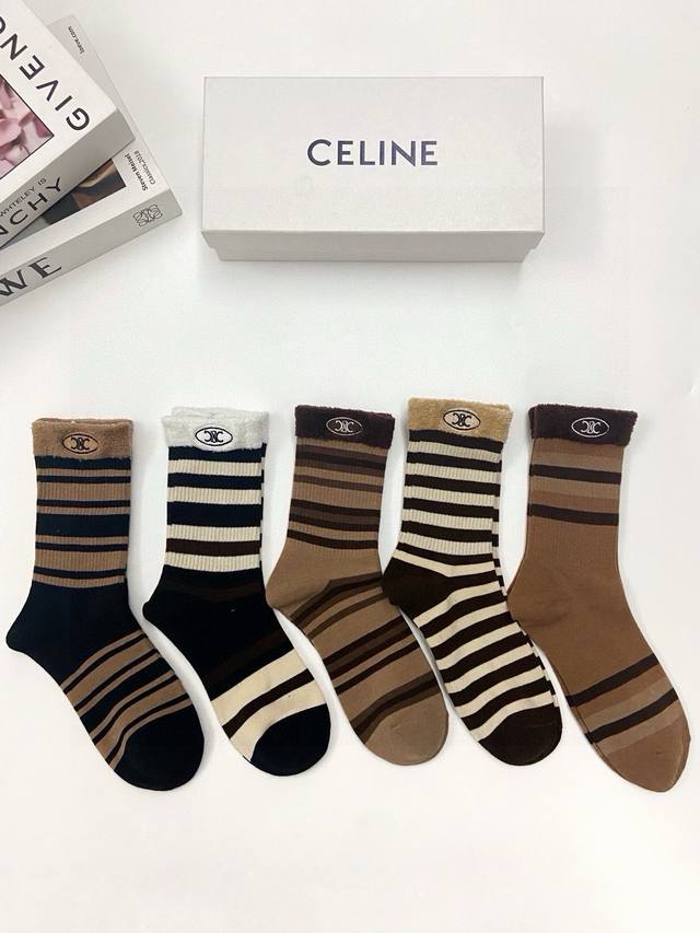 配包装 一盒5 双 Celine 赛琳 经典字母logo 纯棉中筒袜 堆堆袜 ，重工刺绣 工艺，Ins超火爆红人同款，今年爆火美拉德配色！搭配精美面料，保暖又时