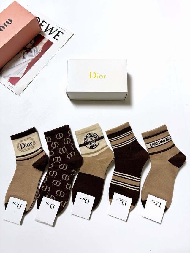 配包装 一盒5 双 Dior 迪奥 经典字母logo 纯棉短袜 ，Ins超火爆短袜，纯棉面料，潮人必备 ，经典配色 个性时尚百搭款，你值得拥有哦