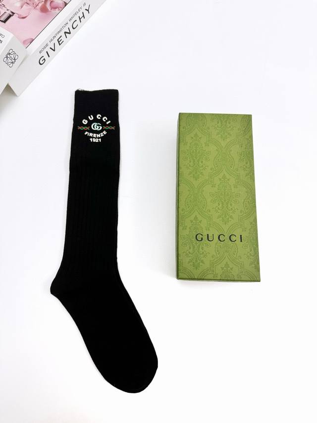 配包装 一盒一 双 Gucci 古琦 经典字母logo纯棉袜 小腿堆堆袜，Ins超火爆红人同款，精美 面料，潮人必备 ，经典配色 个性时尚百搭款，你值得拥有哦 - 点击图像关闭