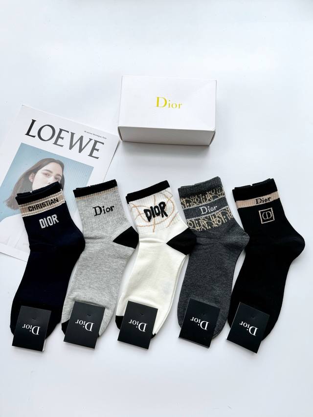 配包装 一盒5 双 Dior 迪奥 经典字母logo 纯棉中筒袜 ，男女同款，Ins超火爆短袜，纯棉面料，潮人必备 ，经典配色 个性时尚百搭款，你值得拥有哦 - 点击图像关闭