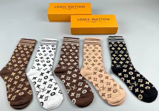 特 Louis Vuitton 路易威登驴家新品高筒袜子 一盒五双 纯棉材质，提花经典标志，柔软舒适透气，提花经典标志，炒鸡nice的款式大牌出街，潮人必备超好