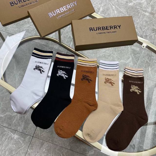 特 Burberry 巴宝莉大b家新品女款高筒袜子 一盒五双 格子设计搭配战马logo，简单大气，实物超漂亮，超火爆小单品，大牌出街，潮人必备超好搭