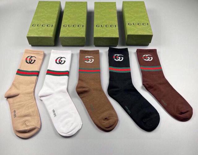 特 Gucci 古奇大g家新品长筒袜子 一盒五双 罗口处双g标志搭配红绿条，特显高大上，纯棉材质，透气舒适，运动休闲百搭款，Ins超火爆小单品，大牌出街，潮人必