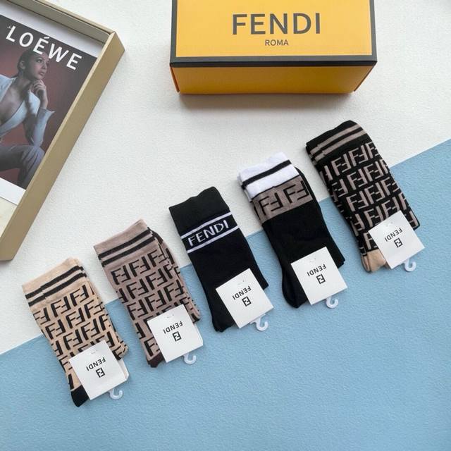 配包装 一盒五双 Fendi 芬迪大f新品高筒袜子超级经典的双f标志，纯棉材质制造，透气舒适，超级nice超火爆小单品，大牌出街，潮人必备超好搭 - 点击图像关闭