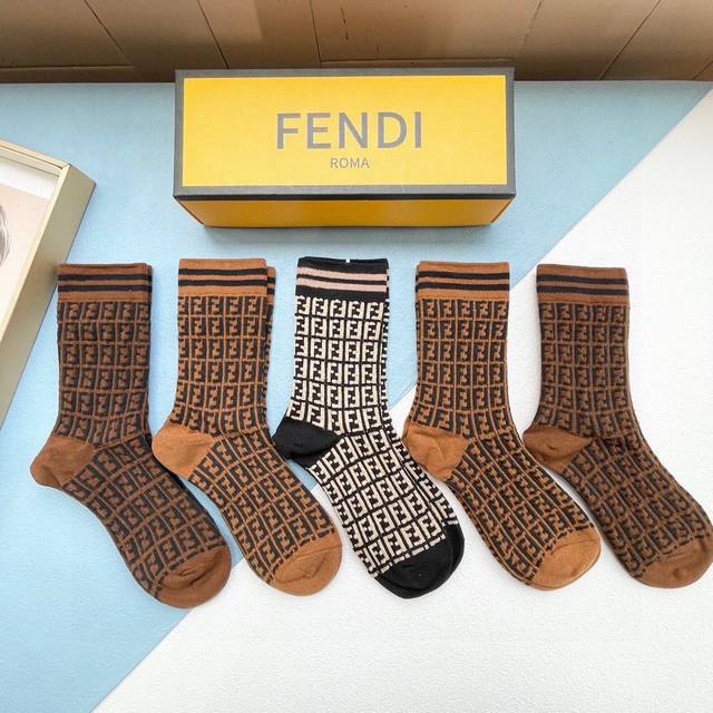 配包装 一盒五双 Fendi 芬迪大f新品高筒袜子超级经典的双f标志，纯棉材质制造，透气舒适，超级nice超火爆小单品，大牌出街，潮人必备超好搭 - 点击图像关闭