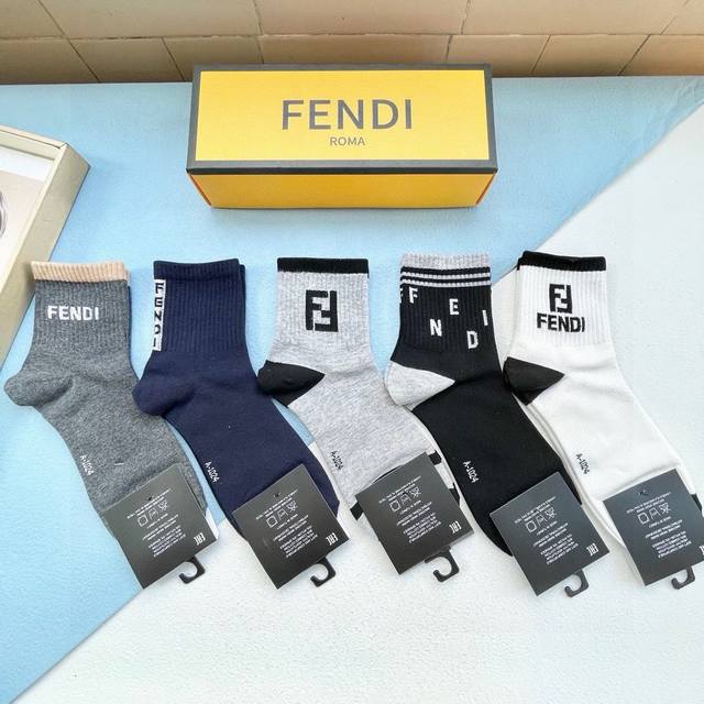 配包装 一盒五双 Fendi 芬迪大f新品男女款秋冬款中筒袜子超级经典的双f标志，纯棉材质制造，透气舒适，超级nice超火爆小单品，大牌出街，潮人必备超好搭 - 点击图像关闭