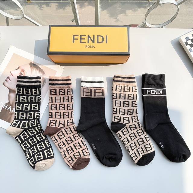 配包装 一盒五双 Fendi 芬迪大f新品高筒袜子超级经典的双f标志，纯棉材质制造，透气舒适，超级nice超火爆小单品，大牌出街，潮人必备超好搭 - 点击图像关闭