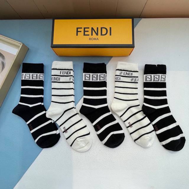 配包装 一盒五双 Fendi 芬迪大f新品高筒袜子超级经典的双f标志，纯棉材质制造，透气舒适，超级nice超火爆小单品，大牌出街，潮人必备超好搭