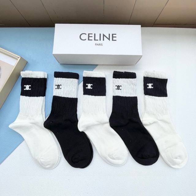 配包装 一盒五双 Celine 赛琳高品质超级爆款网红直筒袜子ce家官网同步刺绣字母中筒袜，Ins明星网红推荐火爆至极纯棉材质，轻薄柔软透气，四季通用，欧美大牌 - 点击图像关闭