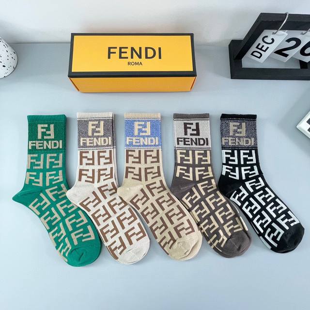 配包装 一盒五双 Fendi 芬迪大f新品高筒袜子超级经典的双f标志，纯棉材质制造，透气舒适，超级nice超火爆小单品，大牌出街，潮人必备超好搭 - 点击图像关闭