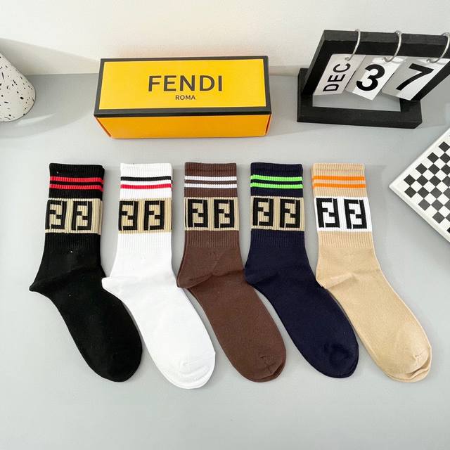 配包装 一盒五双 Fendi 芬迪大f新品高筒袜子超级经典的双f标志，纯棉材质制造，透气舒适，超级nice超火爆小单品，大牌出街，潮人必备超好搭 - 点击图像关闭